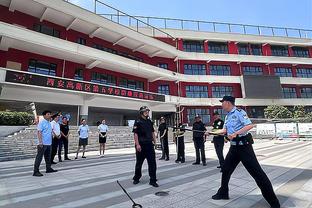 希腊警方使用催泪瓦斯驱赶雅典AEK球迷，不慎波及布莱顿球迷
